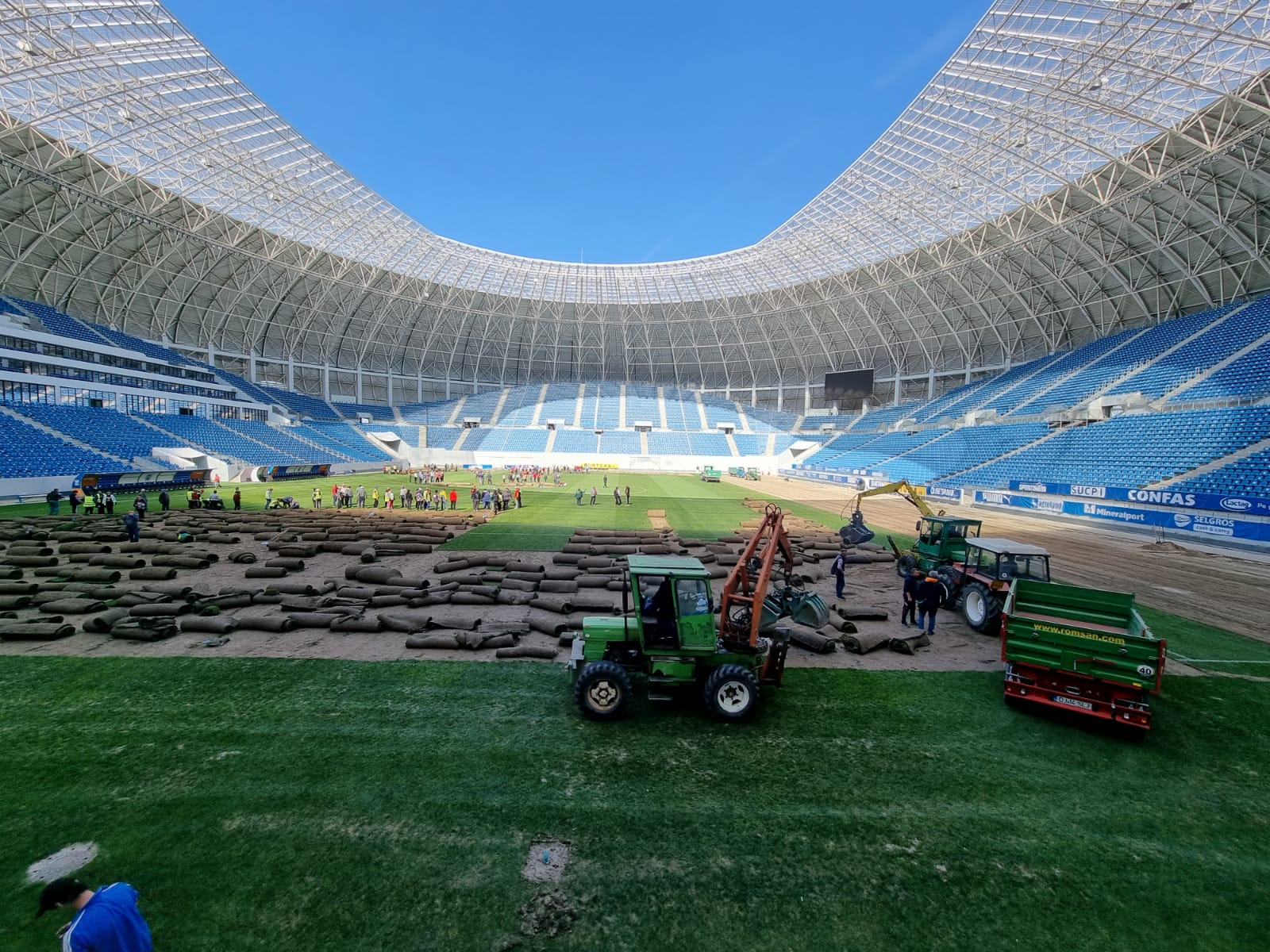 A început schimbarea gazonului pe stadion la câteva ore după derby-ul U Craiova 1948 - Universitatea Craiova