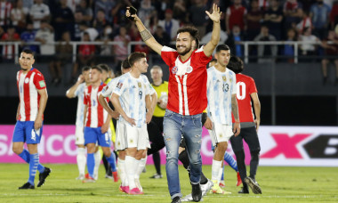 Suporter paraguayan, pe teren după Paraguay - Argentina / Foto: Getty Images