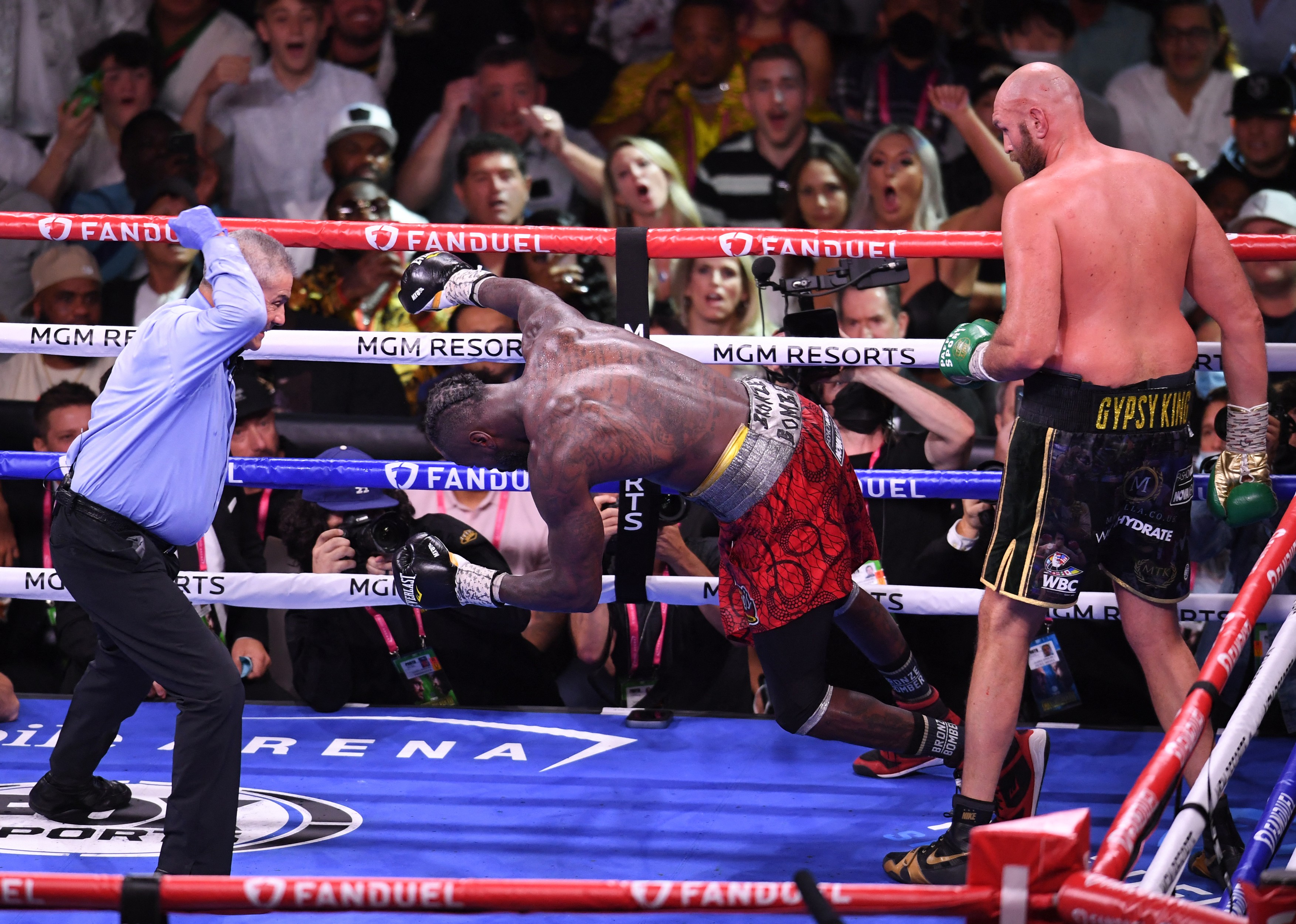 Tyson Fury l-a făcut K.O. pe Deontay Wilder! Duel extrem de spectaculos pentru titlul mondial la categoria grea