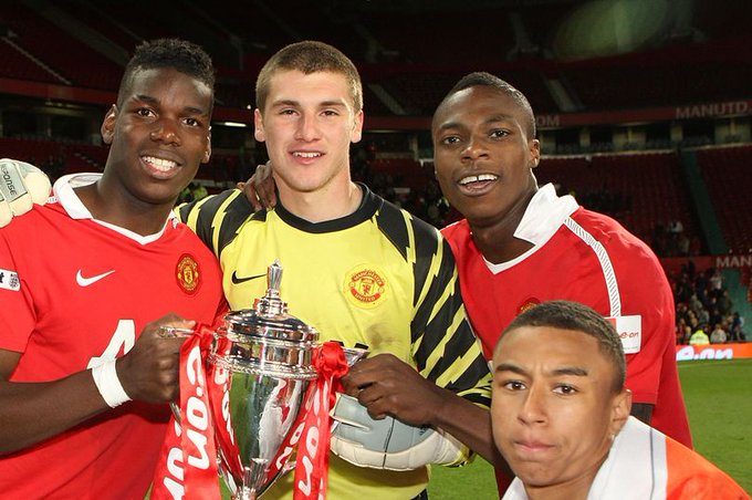 La 14 ani a fost transferat de Manchester United pentru 1 milion de lire, dar la 27 de ani s-a retras din fotbal