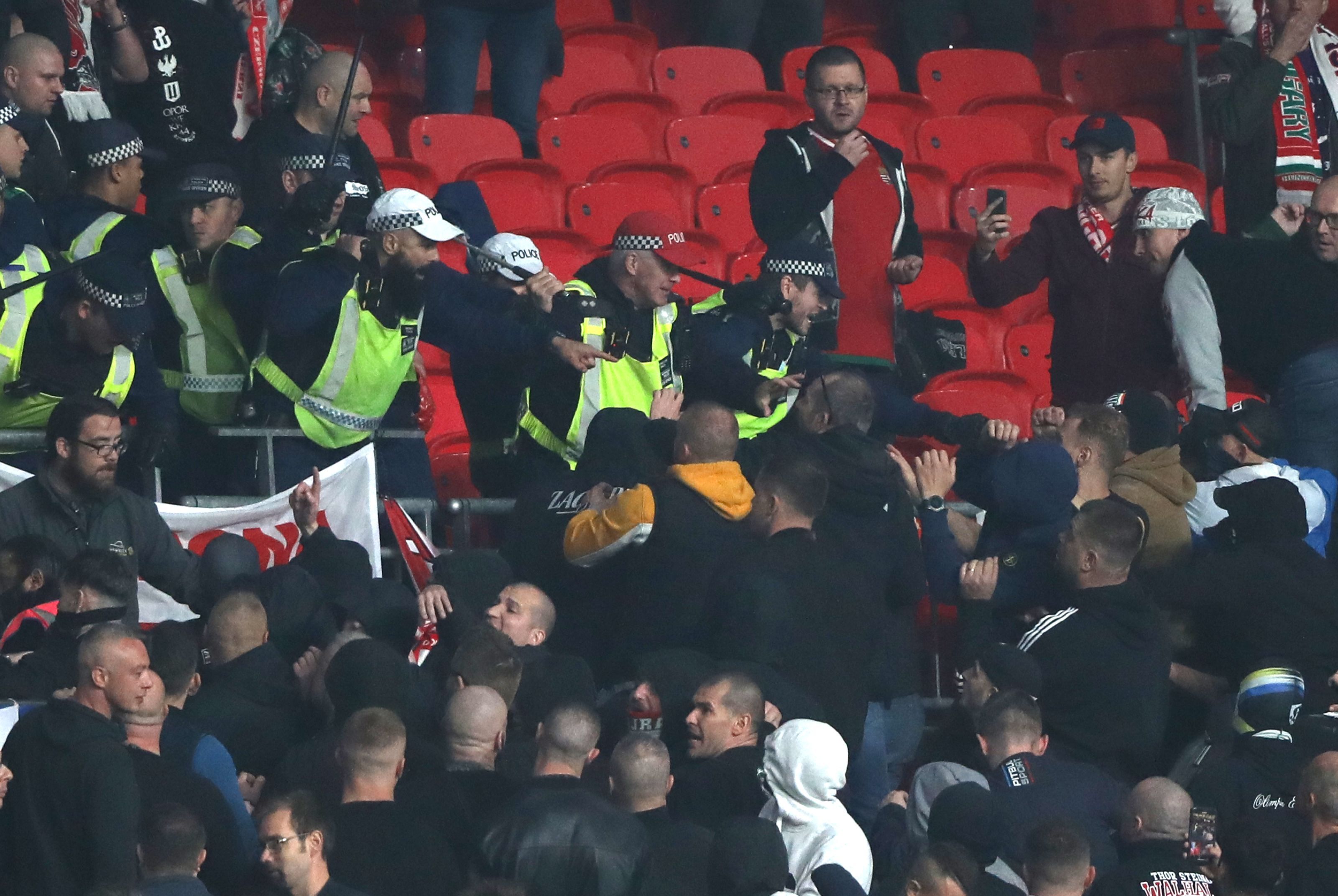 Fanii Ungariei nu se dezmint! S-au luat la bătaie cu polițiștii englezi pe Wembley