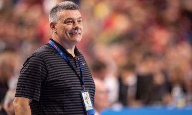 Cologne, Germany. 02nd June, 2019. Handball: Champions League, FC Barcelona - PGE Vive Kielce, final round, final four, match for 3rd place. Barcelona coach Xavier Pascual Fuertes reacts on the sidelines. Credit: Marius Becker/dpa/Alamy Live News