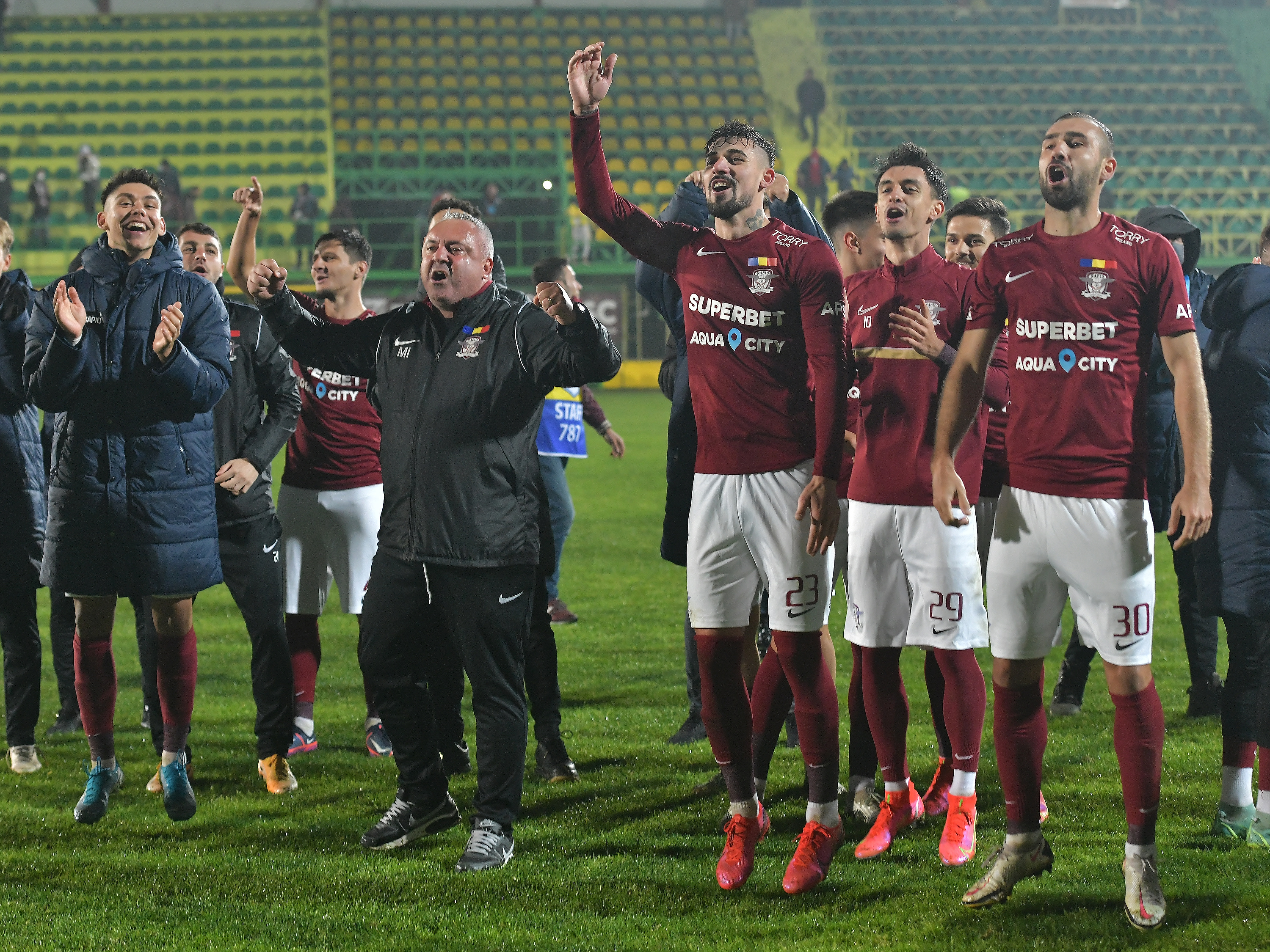 Petrecere în vestiarul Rapidului după victoria cu CFR Cluj. Cum au sărbătorit giuleștenii