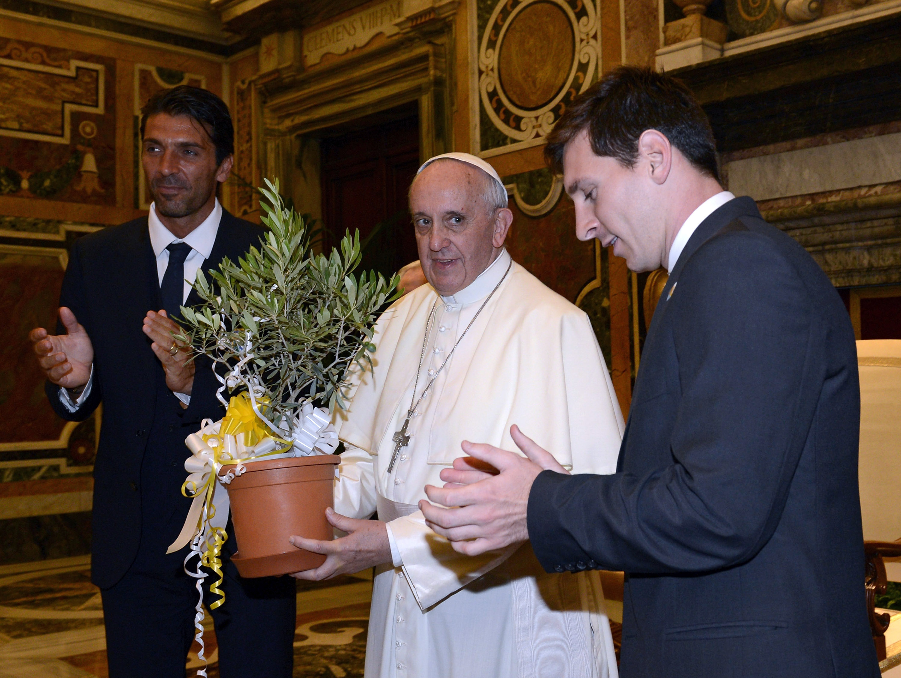 Cum a ajuns cel mai nou tricou al lui Messi la Papa Francisc