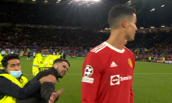 Un fan a invadat terenul și a alergat către Cristiano Ronaldo / Foto: Captură Digi Sport