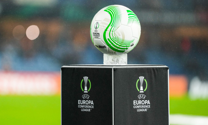 Mingea oficială și logo-ul UEFA Europa Conference League / Foto: Profimedia