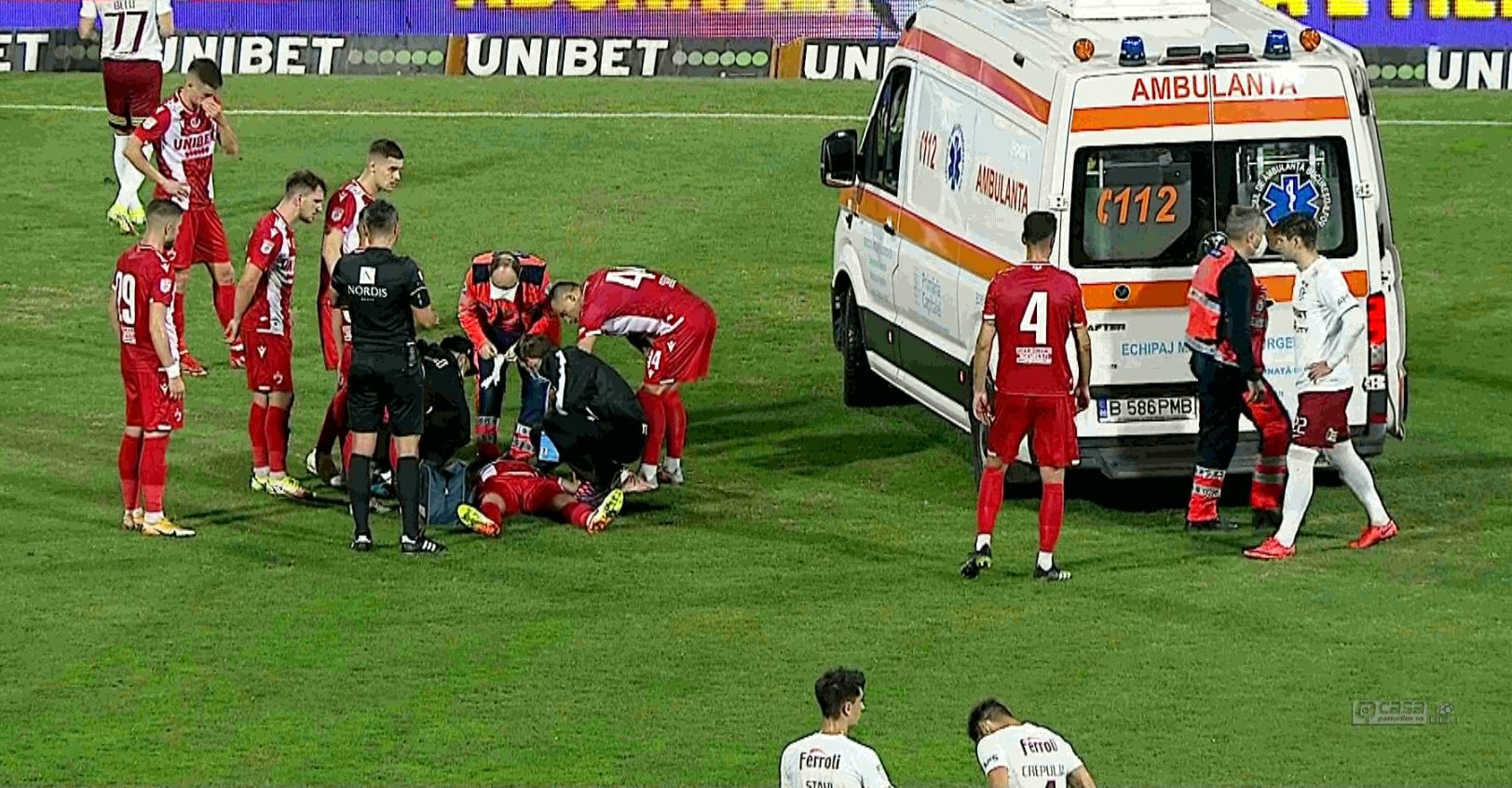 Momente de panică în Dinamo - Rapid: Alexandru Răuță, urcat în ambulanță cu mască de oxigen