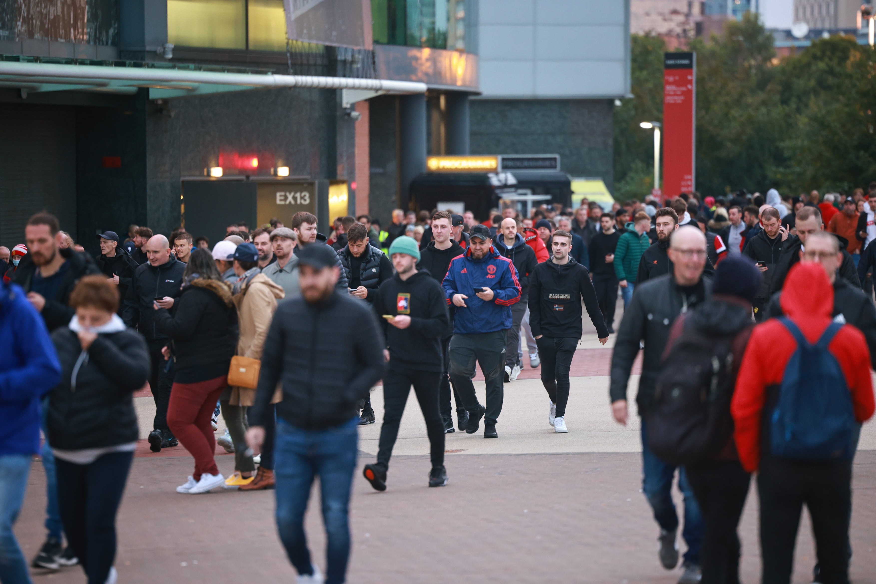 Nu au mai suportat umilința: fanii lui United au plecat de la stadion în timpul meciului cu Liverpool. Imagini cum rar se văd în Anglia