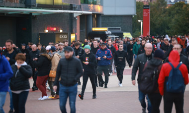 Fanii lui United, plecând de la stadion în timpul meciului cu Liverpool / Foto: Profimedia