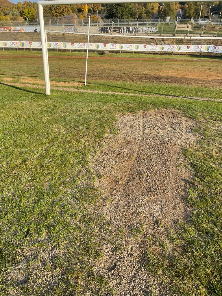 Nocturnă mobilă la Baia Mare pentru meciul cu Universitatea Craiova, dar gazon foarte slab. Cum arată acum stadionul