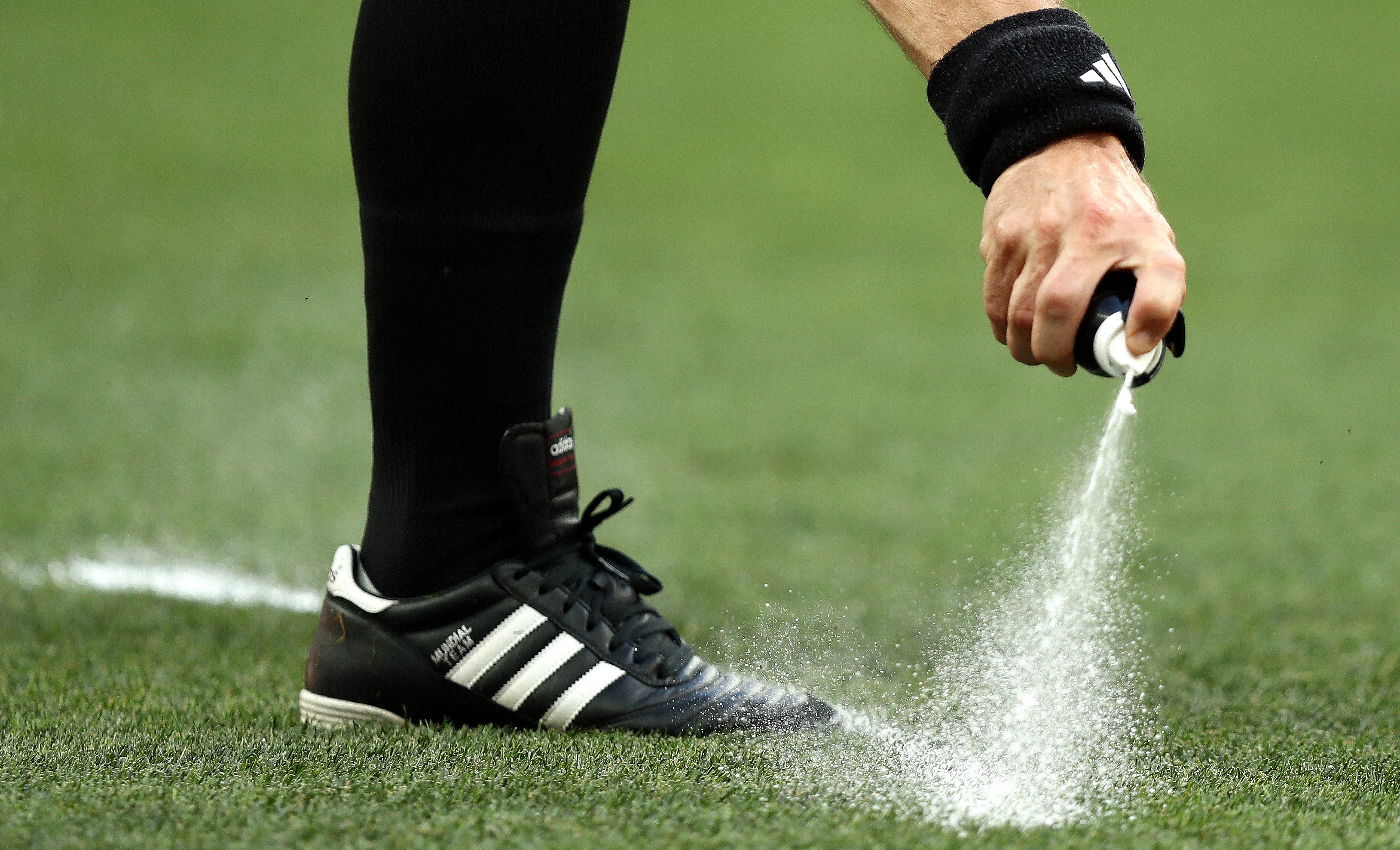 FIFA, în război cu inventatorul spray-ului introdus în fotbal în 2014! Despăgubirile uriașe cerute forului intercontinental