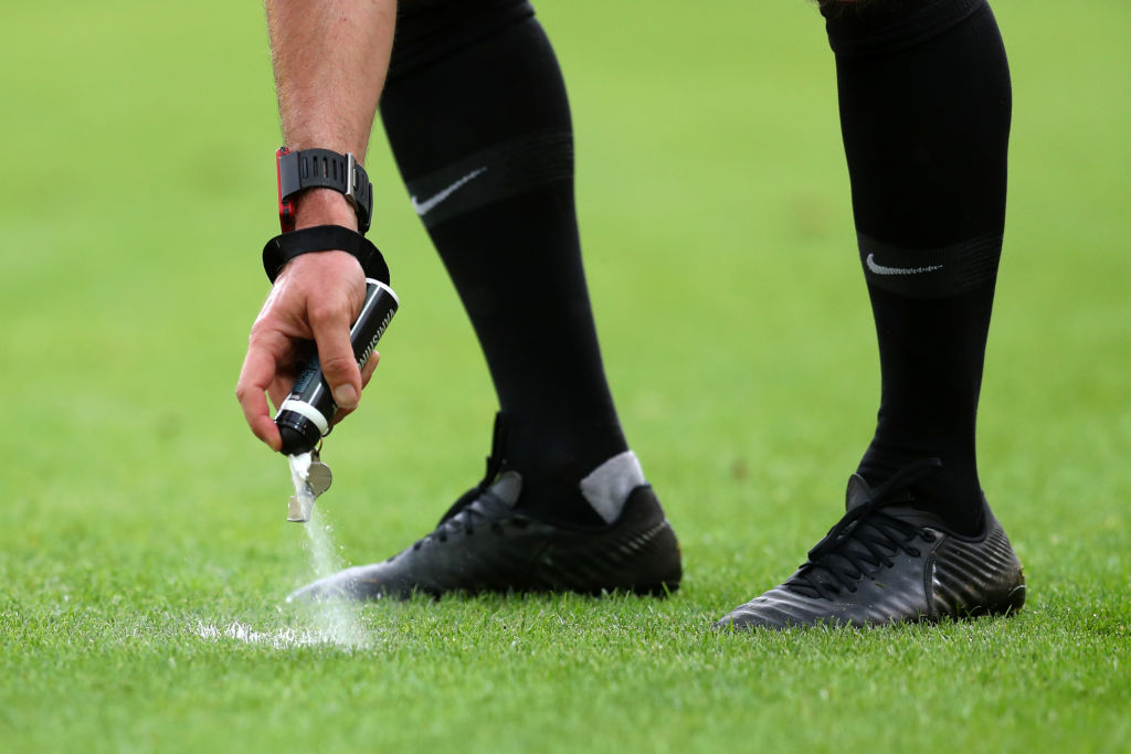 ”Am răpus un gigant!” FIFA va plăti despăgubiri de 120 de milioane de dolari din cauza spray-ului folosit de arbitri