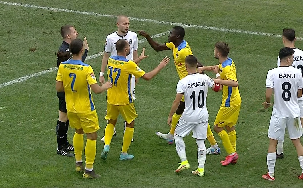 Scandal de rasism la meciul Astra - Petrolul, sub ochii arbitrilor! Ibrahim Diarra, greu de potolit în teren