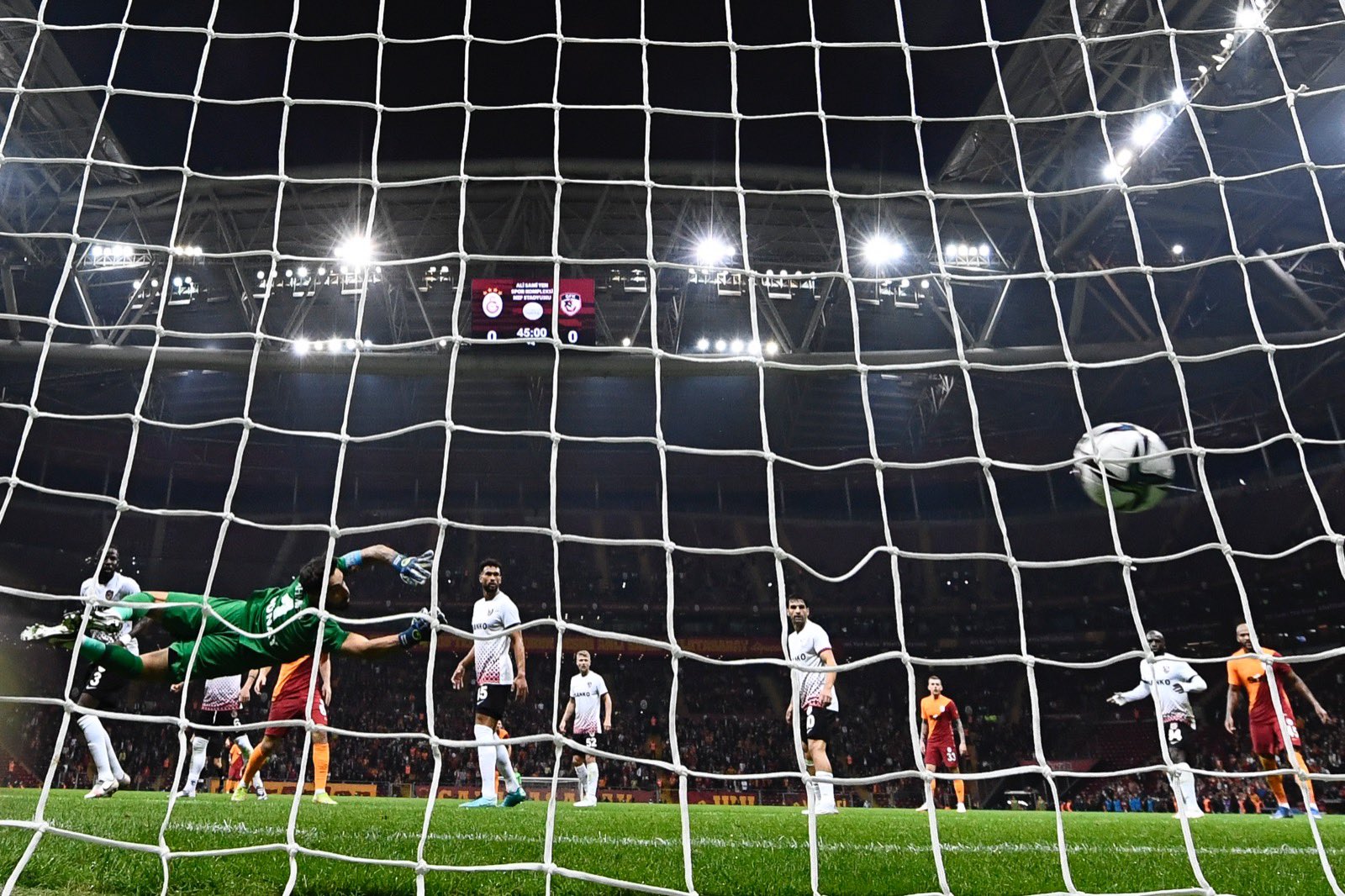 Golul lui Moruțan, pentru Galatasaray, a stârnit un scandal uriaș. Ce a remarcat rivala Beșiktaș