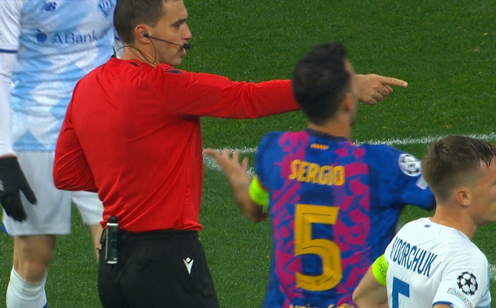Hațegan a dat penalty pentru Barcelona, dar s-a răzgândit după reluări! Ansu Fati a încercat să-l impresioneze