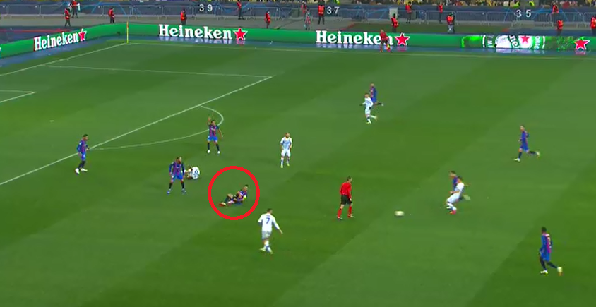 Busquets s-a făcut de râs după ce a simulat în fața lui Hațegan, dar arbitrul l-a ignorat! Imaginile au devenit virale