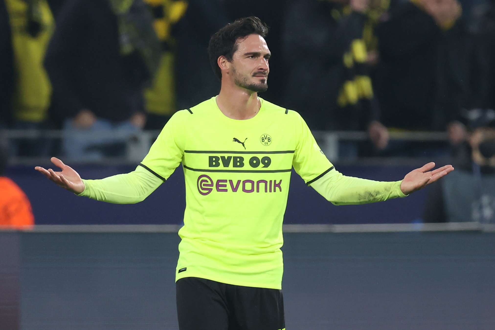 Decizie inexplicabilă la Dortmund - Ajax! Hummels, eliminat pentru o intrare corectă. Cum i-a bătut obrazul adversarului