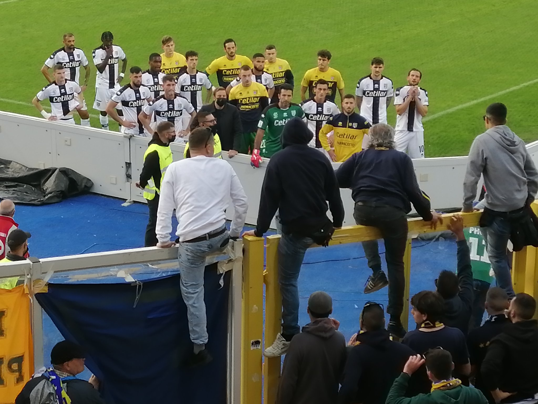 Buffon și Mihăilă, băgați în ședință de ultrași după Lecce - Parma 4-0