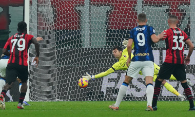 Ciprian Tătărușanu, în momentul în care a salvat penalty-ul lui Lautaro Martinez în Milan - Inter / Foto: Profimedia