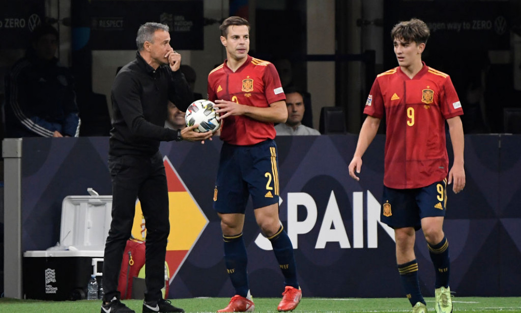 Luis Enrique coach of Spain talks with Cesar Azpilicueta and