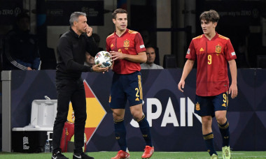 Luis Enrique coach of Spain talks with Cesar Azpilicueta and