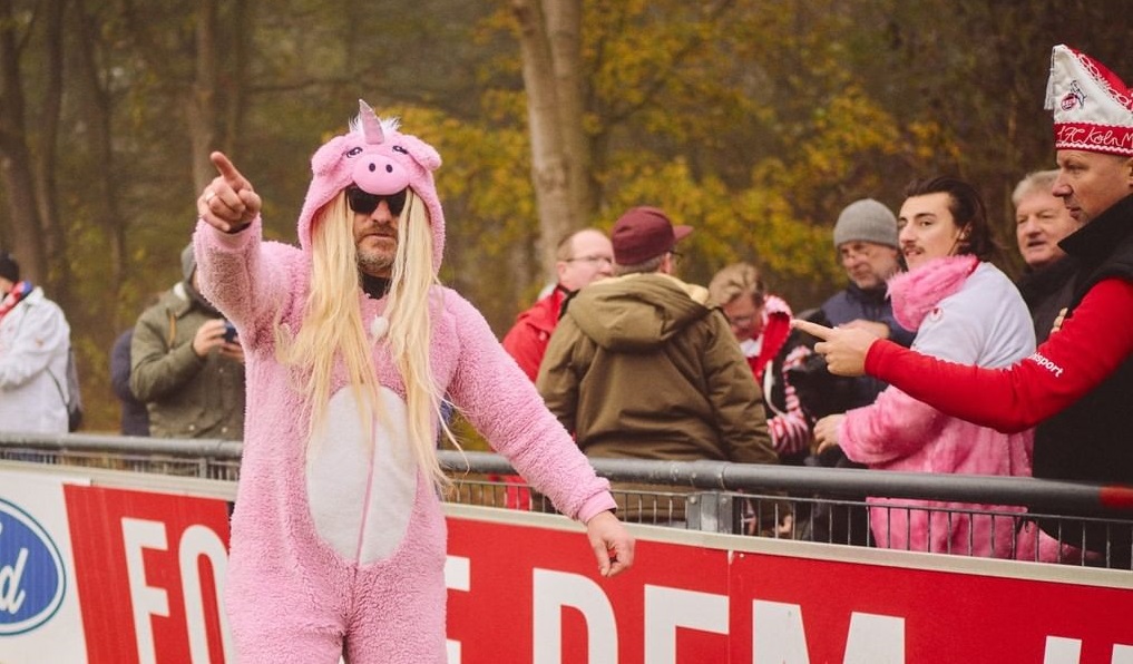 Costumație specială pentru jucătorii lui FC Koln! Antrenorul Baumgart a condus antrenamentul, îmbrăcat în unicorn
