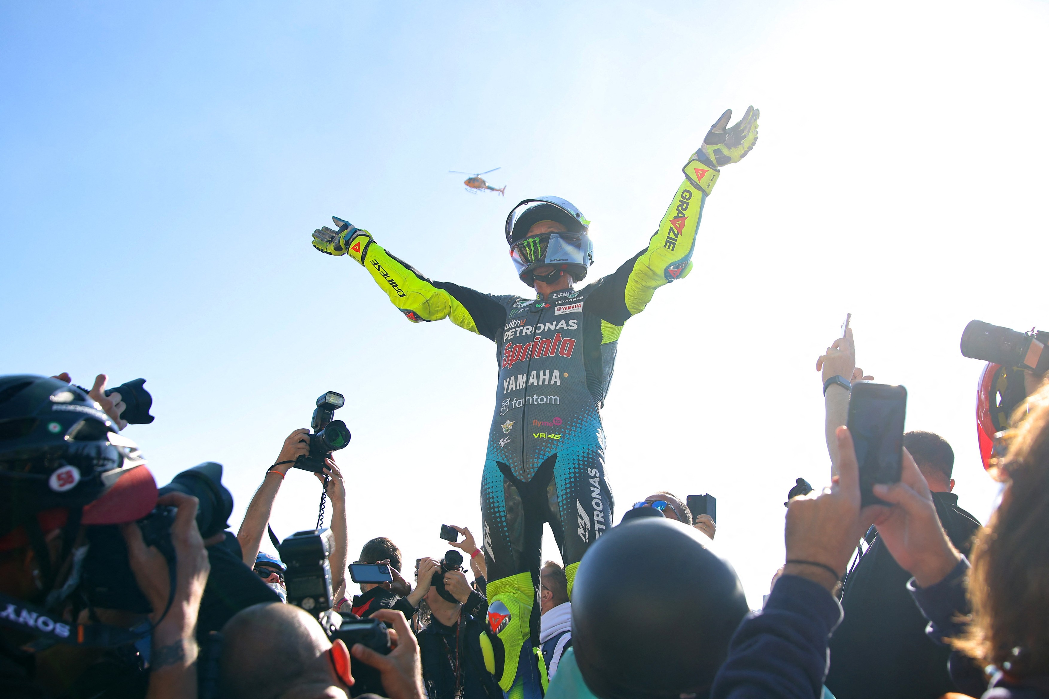 Imagini emoționante de la retragerea lui Valentino Rossi. "Il Dottore", purtat pe brațe