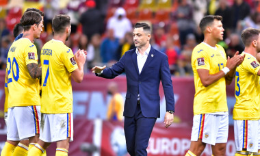 Mirel Rădoi, alături de fotbaliștii naționalei României, după un meci România - Liechtenstein / Foto: Sport Pictures