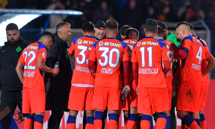 Edi Iordănescu, alături de jucătorii FCSB-ului / Foto: Sport Pictures