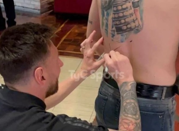 Messi s-a ținut de cuvânt! Un fan a primit autograf direct pe piele. Reacția lui de la final a devenit virală