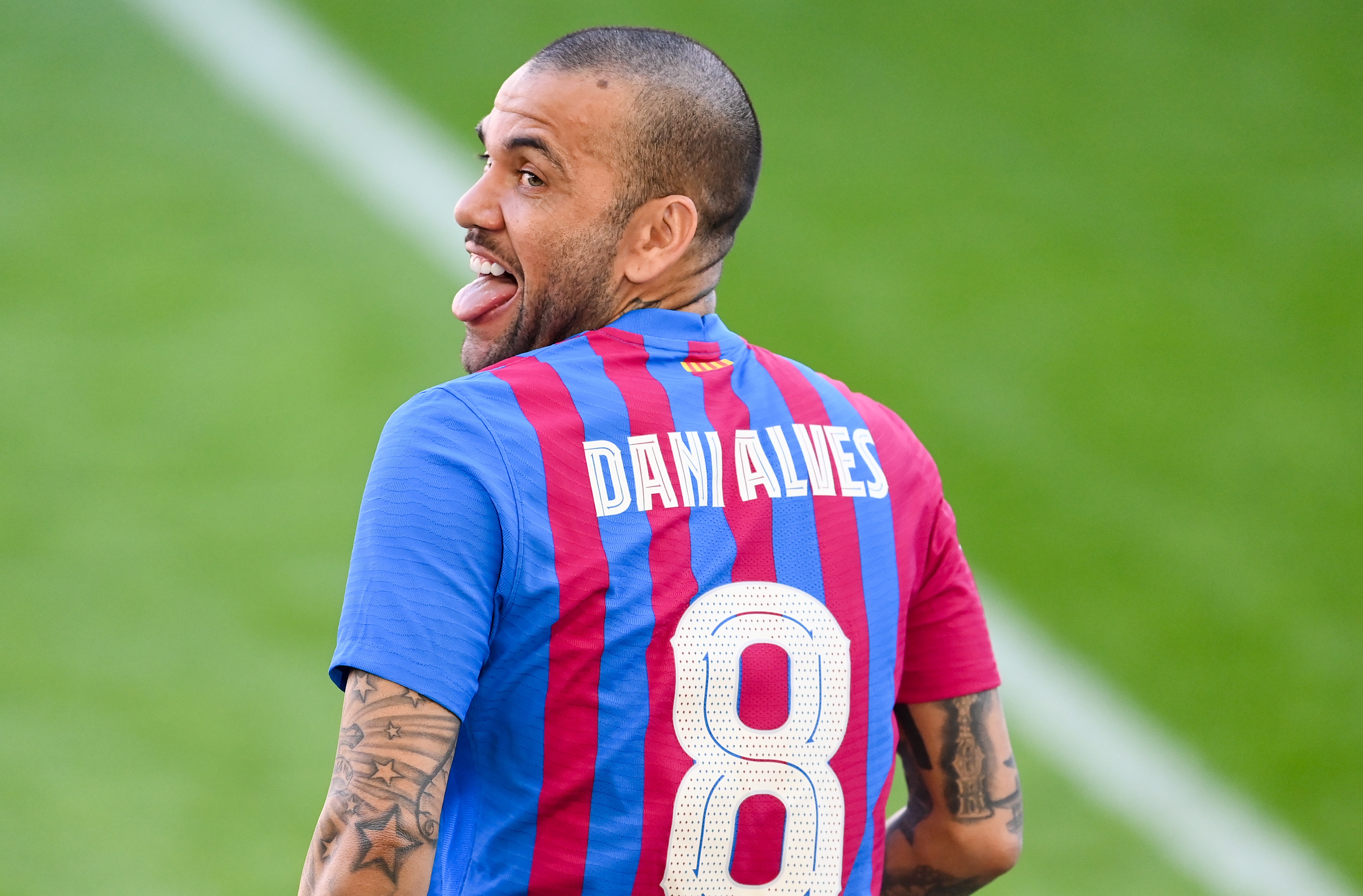 Dani Alves și-a dat jos papucii de plajă și a început să umble desculț pe Camp Nou. Presa spaniolă a aflat motivul