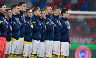 Echipa României, în momentul intonării imnului la meciul cu Islanda / Foto: Profimedia