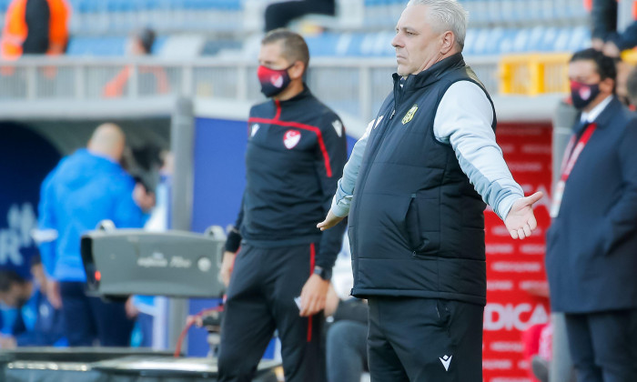 Istanbul, Turkey. 30th Oct, 2021. ISTANBUL, TURKEY - OCTOBER 30: Coach Marius Sumudica of Yeni Malatyaspor reacts during the Turkish Super Lig match between Kasimpasa SK and Yeni Malatyaspor at the Recep Tayyip Erdogan Stadium on October 30, 2021 in Istan