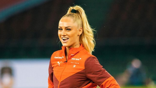 ”Barbie” din fotbalul feminin s-a despărțit de coechipiera sa și a început o relație cu un jucător din Premier League