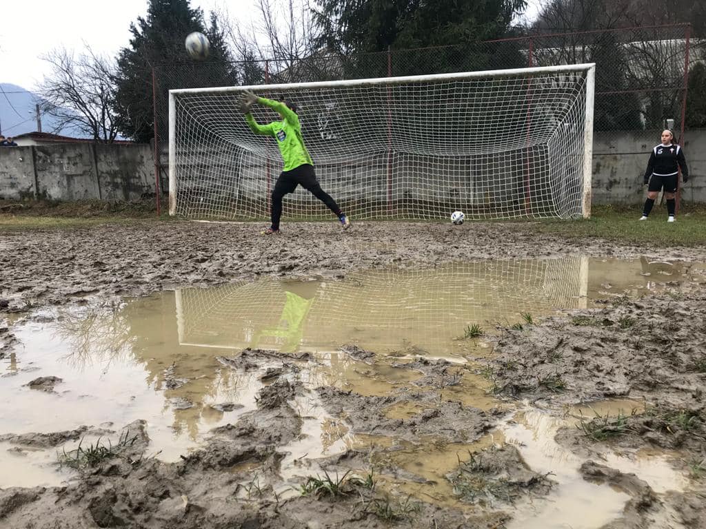 Greu de crezut, dar pe acest teren s-a jucat un meci de fotbal. Imaginile spun totul