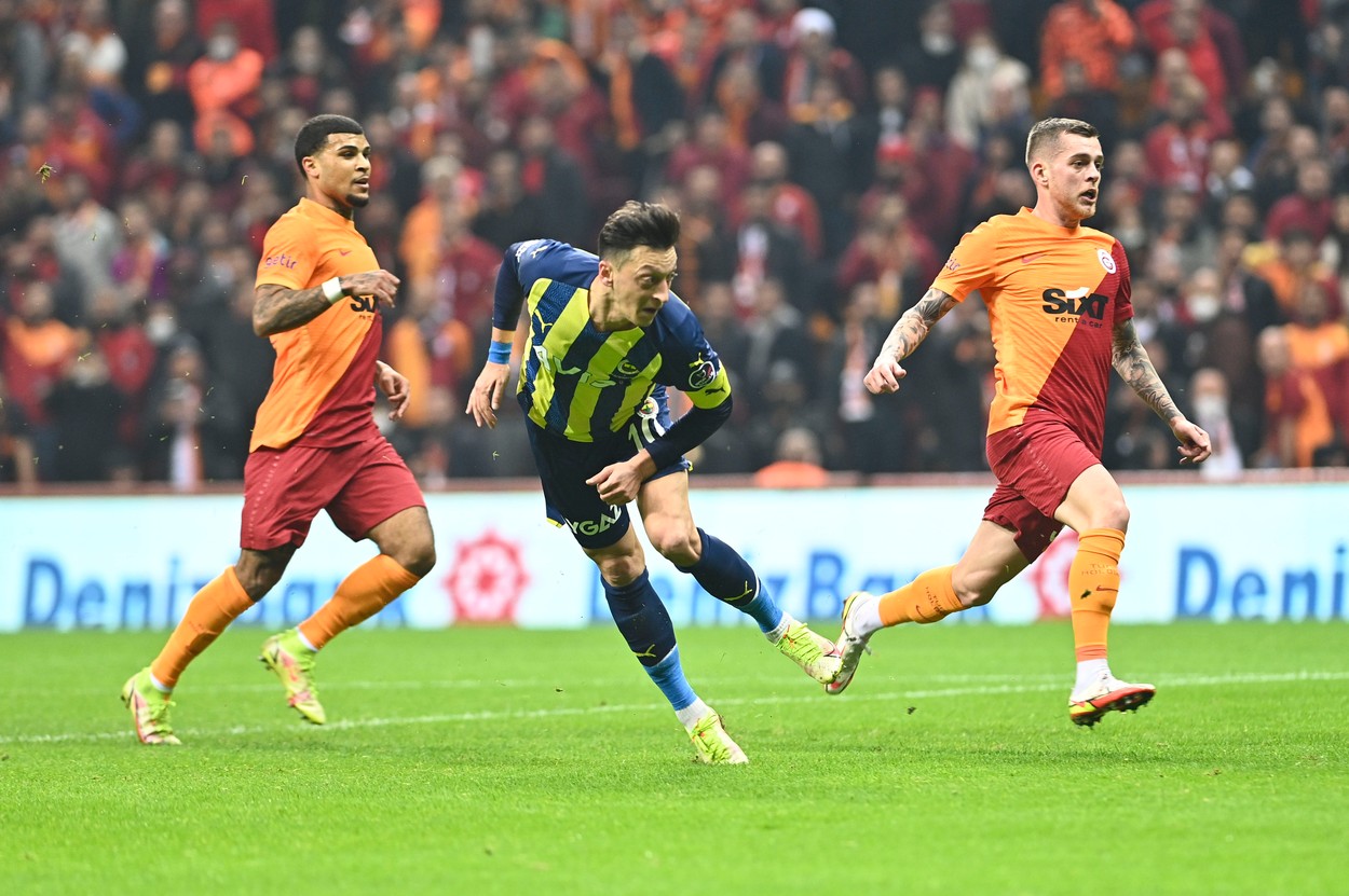 Eșec dramatic pentru Galatasaray în derby-ul cu Fenerbahce. Moruțan a pasat decisiv