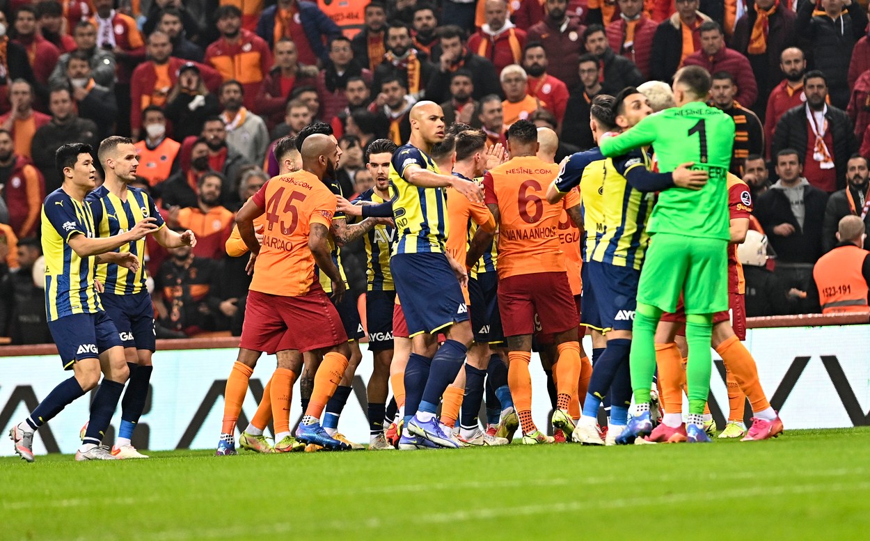 Scandal la finalul derby-ului Galatasaray – Fenerbahce. Gazdele au cerut penalty în minutul 90+11