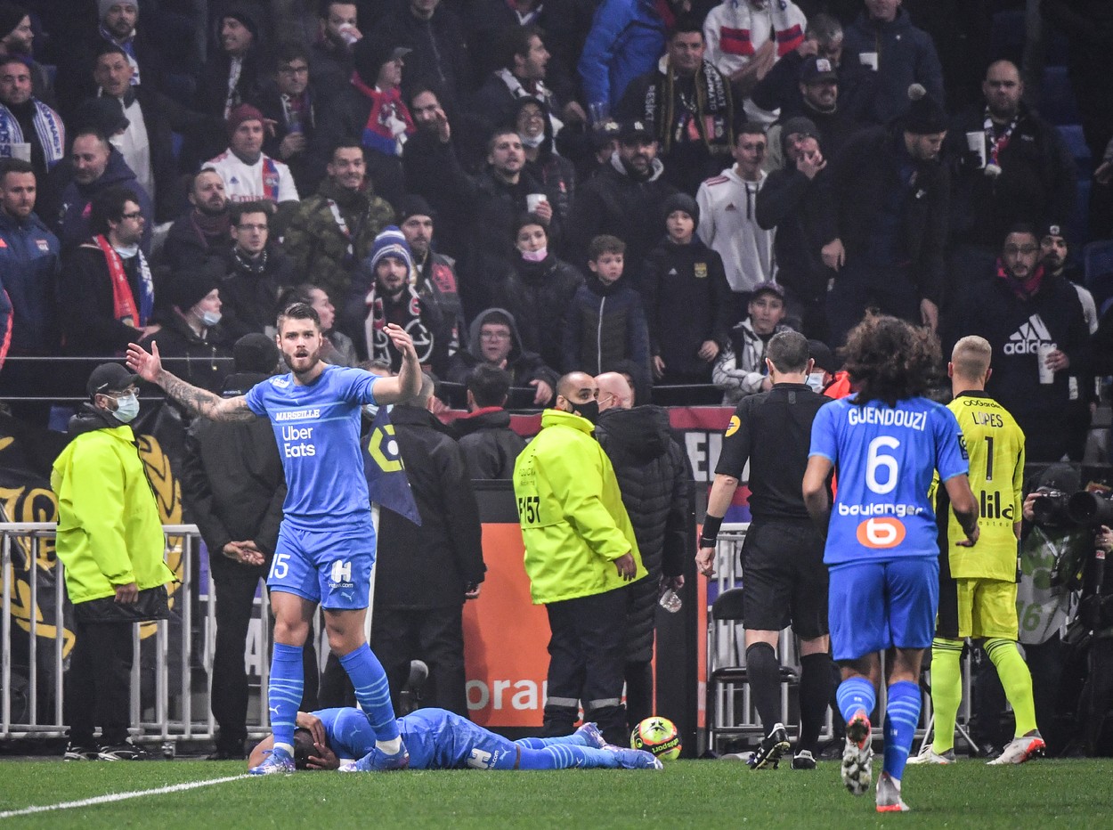 Presupusul fan care a cauzat suspendarea meciului Lyon - Marseille, luat la palme de liderul galeriei