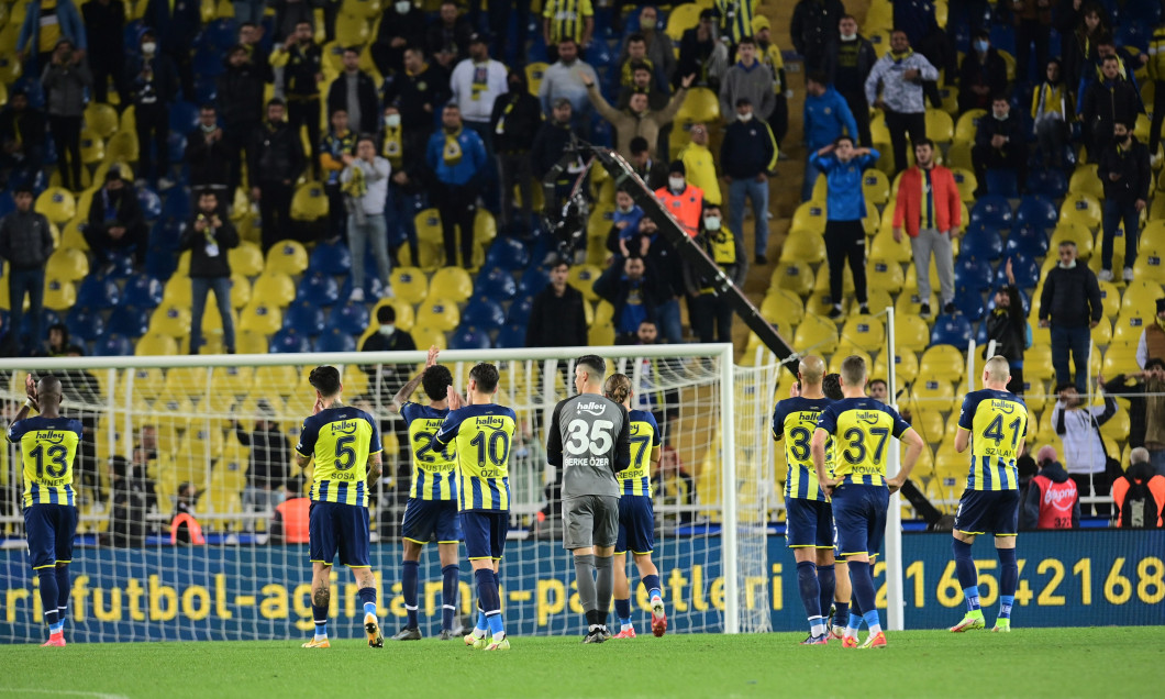 Fotbaliștii lui Fenerbahce, salutând galeria după un meci cu Alanyaspor / Foto: Profimedia