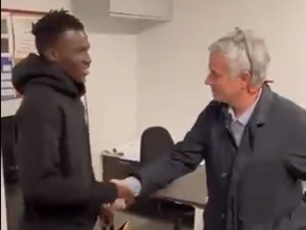 "A distrus momentul frumos!" Ce se aude în clipul în care Mourinho îi face cadou lui Afena-Gyan o pereche de ghete