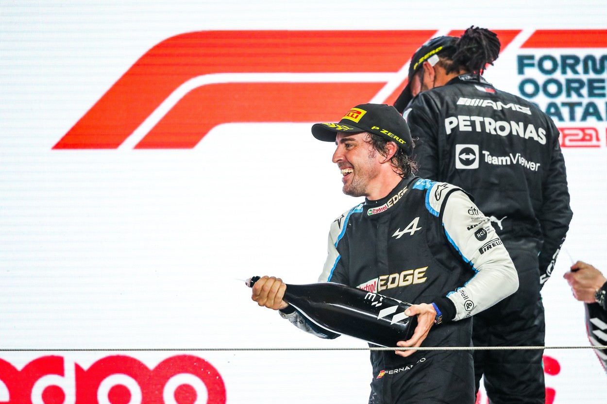 Fernando Alonso a rămas blocat pe podium după MP din Qatar: "Nu știam ce să fac, m-am simțit ciudat"