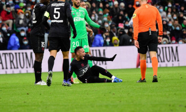 Le PSG bat Saint-Etienne (3-1) et Neymar se blesse ŕ la cheville lors du match de Ligue 1 Uber Eats