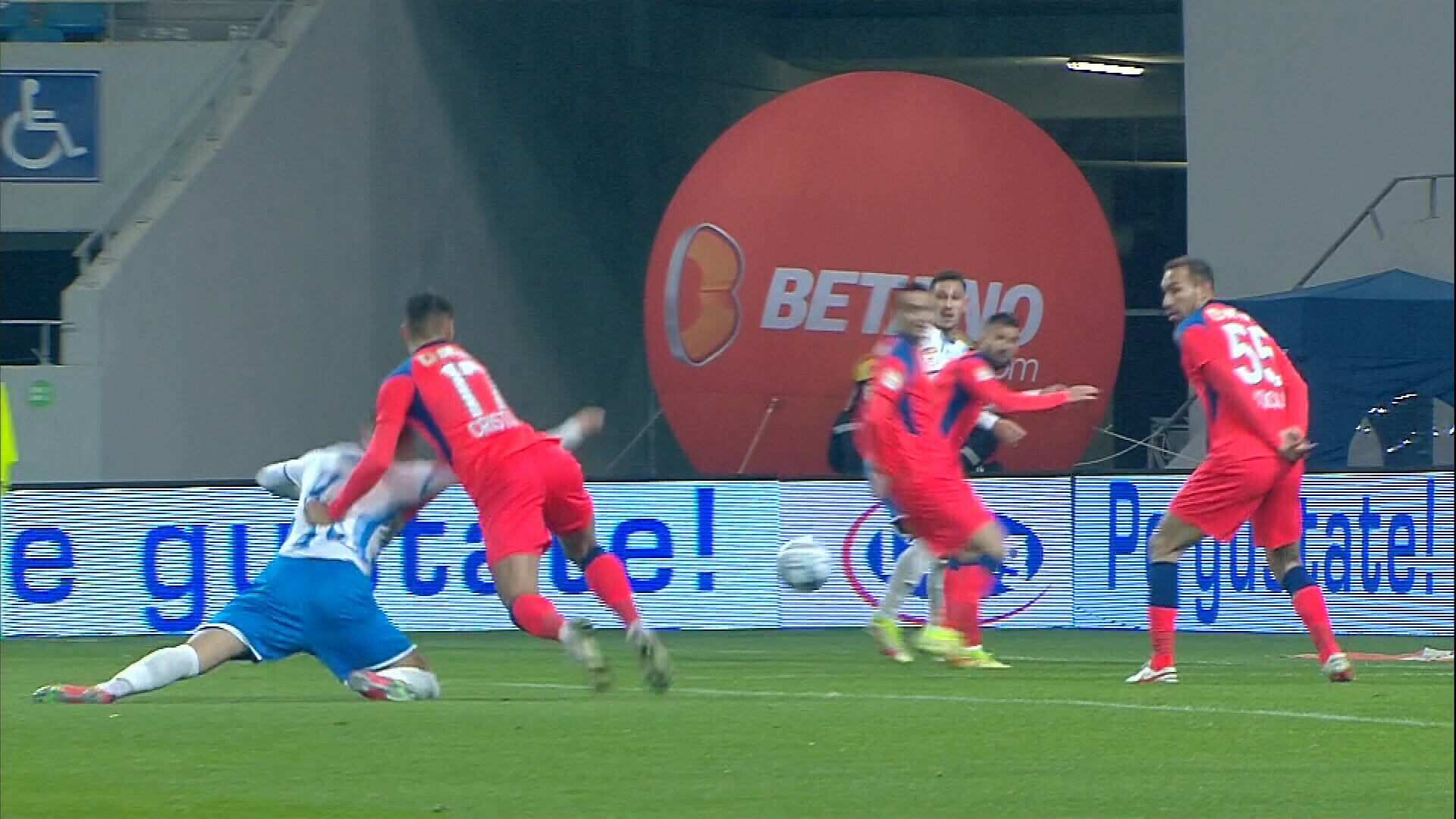 Iulian Cristea și Valentin Crețu s-au întrecut în erori. Oltenii au profitat și au obținut un penalty