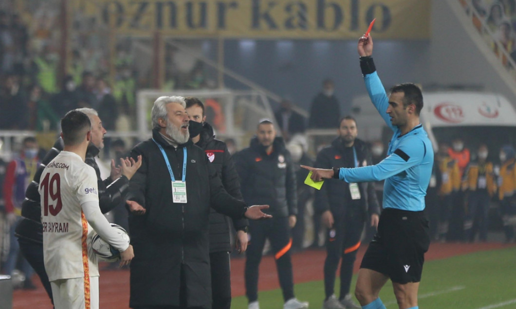Marius Șumudică, eliminat în meciul cu Galatasaray / Foto: Twitter@playsporcom