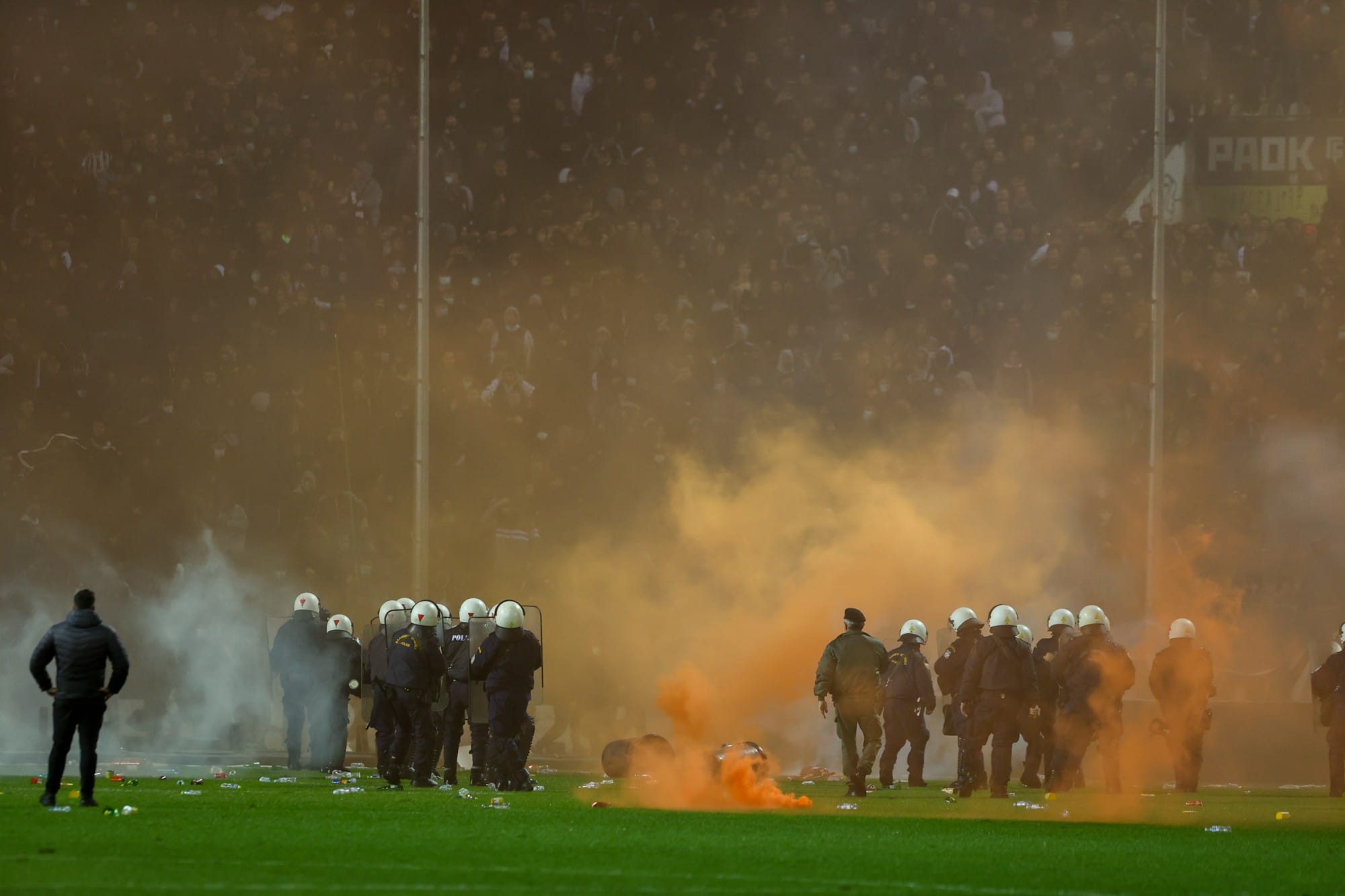 Derby-ul PAOK - Aris, întrerupt! Suporterii echipei lui Răzvan Lucescu au intrat pe gazon și s-au bătut cu forțele de ordine