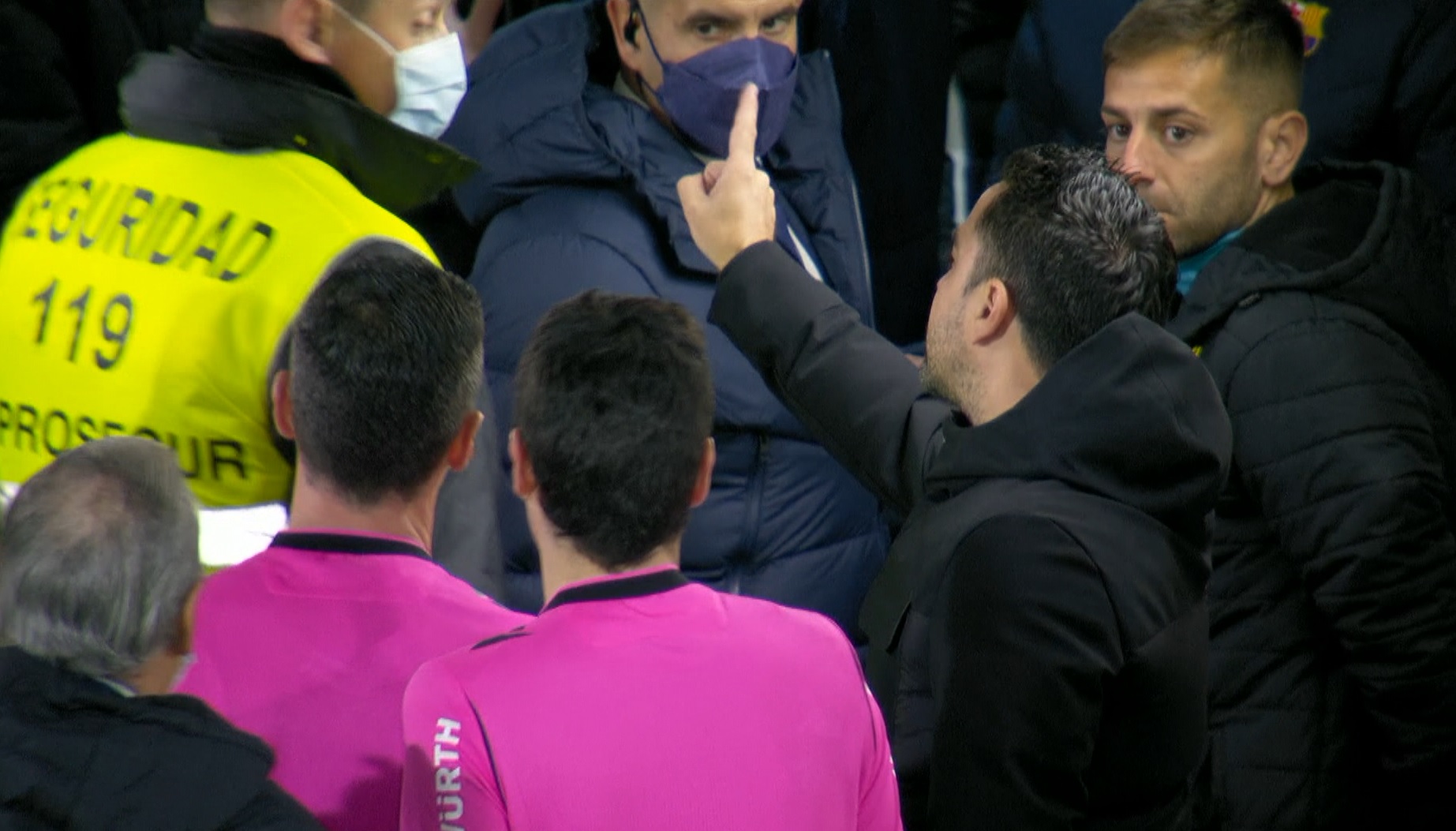 Xavi s-a luat la ceartă cu tot staff-ul lui Villarreal! Poliția, nevoită să intervină. De la ce a plecat totul