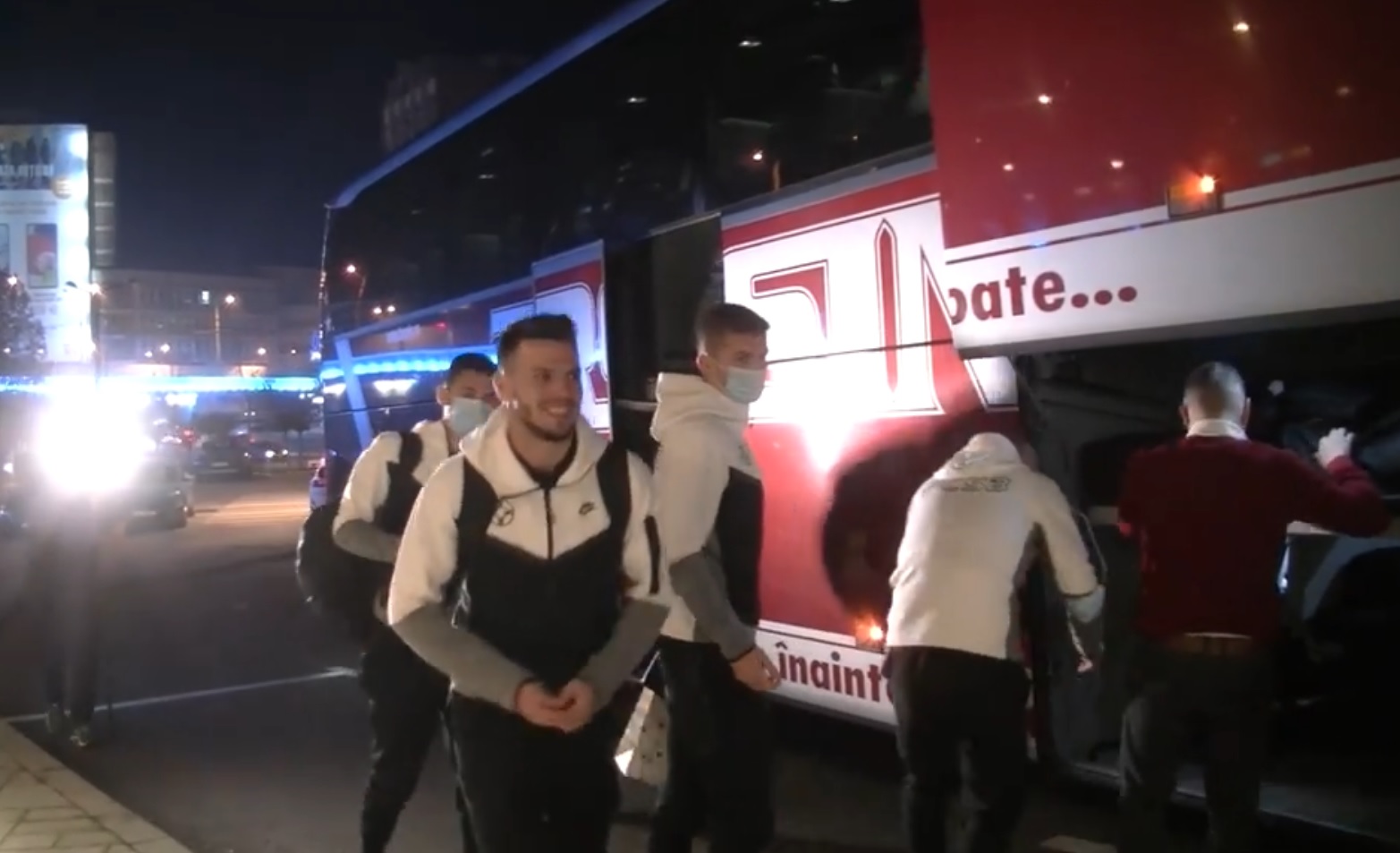 Imagini cu fotbaliștii FCSB-ului, ajunși la Craiova. Care este atmosfera din lotul roș-albaștrilor