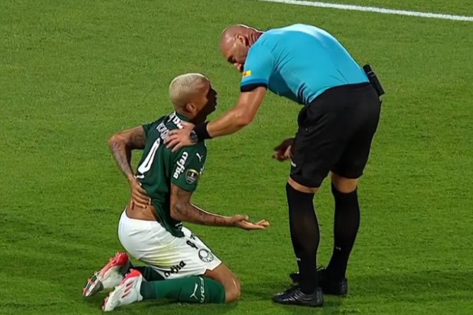 Un fotbalist s-a dat "faultat" de arbitru în finala Copa Libertadores! Simularea rușinoasă face înconjurul lumii