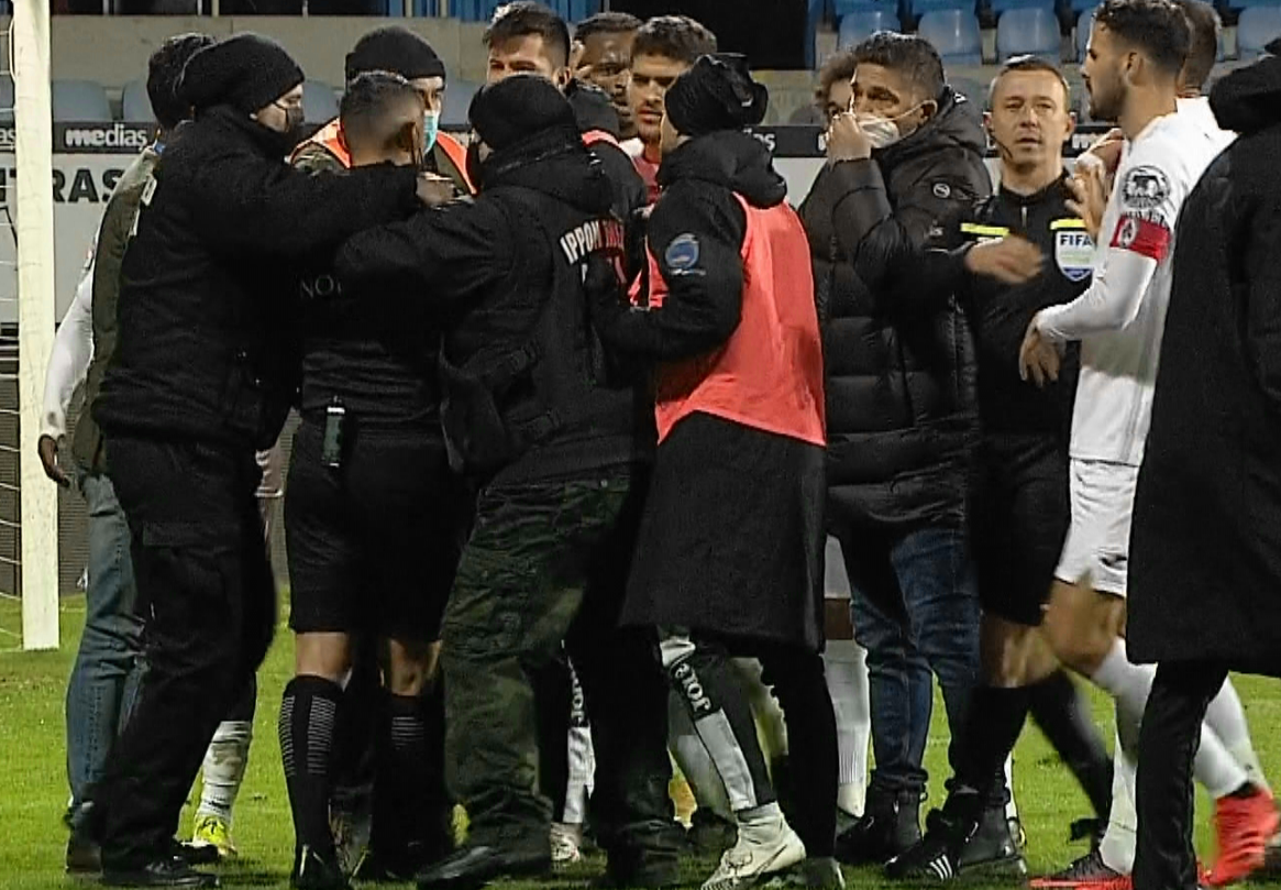 Iulian Călin, arbitrul de la Gaz Metan - Farul, a avut nevoie de oamenii de ordine pentru a ieși de pe teren