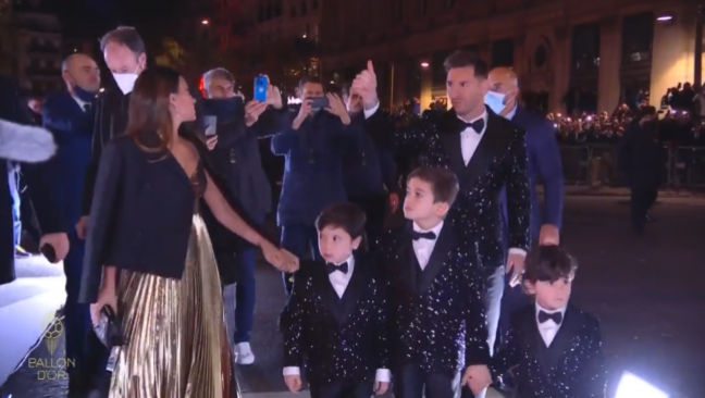 Toți ochii pe Lionel Messi: cum au apărut argentinianul, Antonela Roccuzzo și cei trei copii la gala Balonului de Aur
